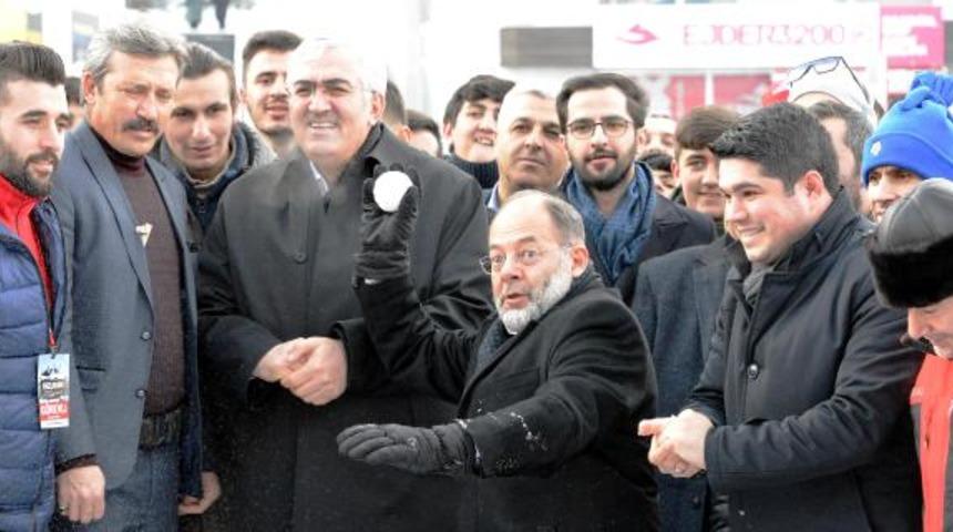 Eski Sağlık Bakanı Recep Akdağ'ın renkli görüntüleri! Kızak kaydı, kartopu oynadı