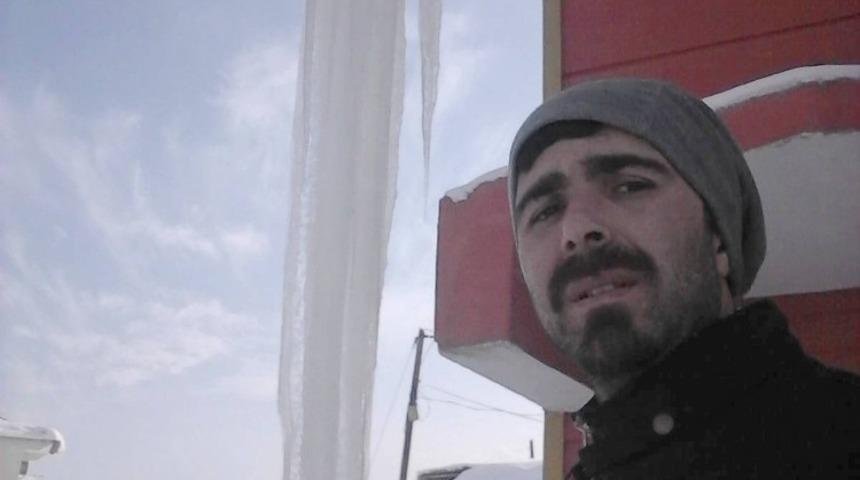 Hakkari&rsquo;de 3 metrelik buz sarkıtları oluştu