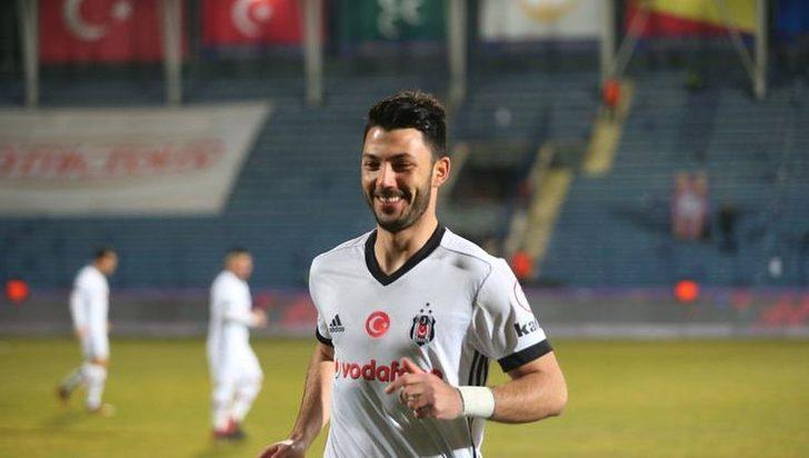 - Fenerbahçe'den Tolgay için bize bu konuda tatmin edici bir teklif gelmedi. Tolgay Arslan için 5-6 milyon Euro'luk rakamlar konuşuluyor, o civarda bir teklif gelirse değerlendirebiliriz.