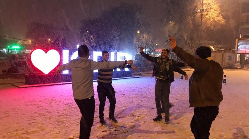 Kar yağdı vatandaş oynamaya başladı