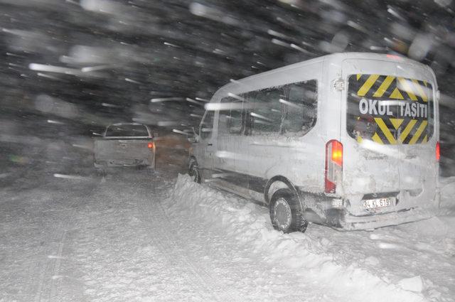 Yüksekova'da kar ve tipide mahsur kalan 40 kişi kurtarıldı