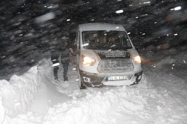 Yüksekova'da kar ve tipide mahsur kalan 40 kişi kurtarıldı