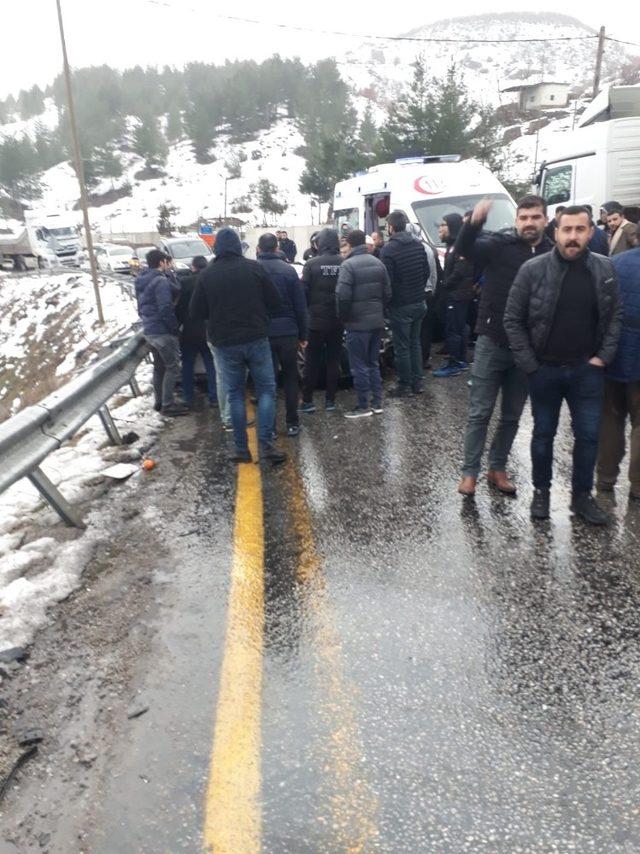 Bitlis’te trafik kazası: 1’i ağır 2 yaralı