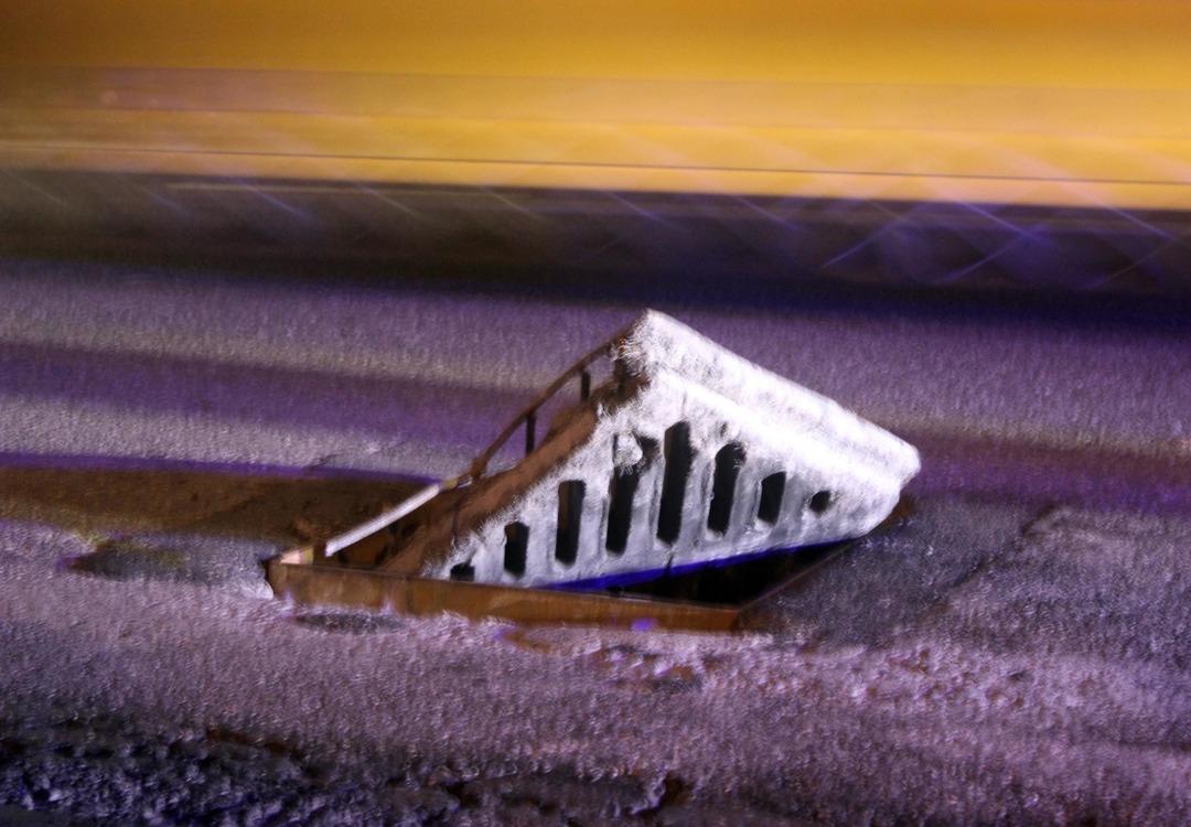 Yan d&ouml;nen r&ouml;gar kapağı trafiği alt &uuml;st etti 