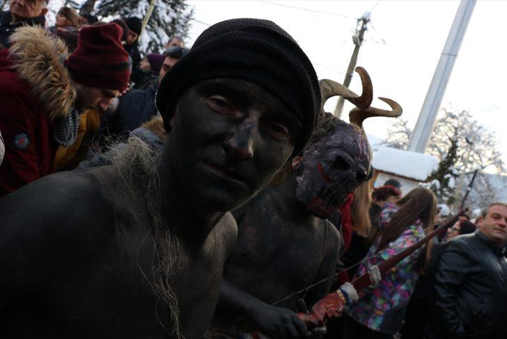 Maskeleri takıp sokaklara çıktılar... Bin 400 yıllık gelenek devam etti G1