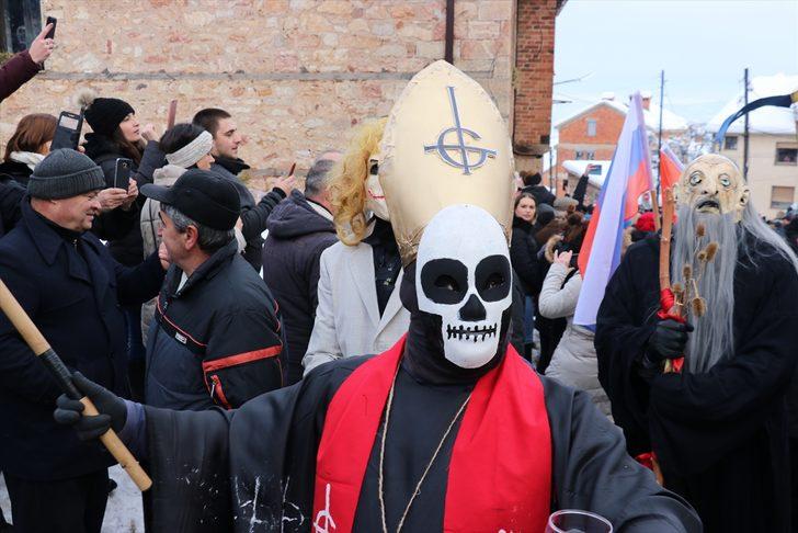 Maskeleri takıp sokaklara çıktılar... Bin 400 yıllık gelenek devam etti G2