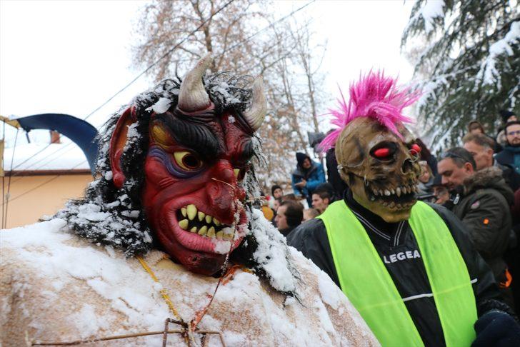 Maskeleri takıp sokaklara çıktılar... Bin 400 yıllık gelenek devam etti G4