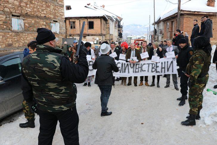 Maskeleri takıp sokaklara çıktılar... Bin 400 yıllık gelenek devam etti G5