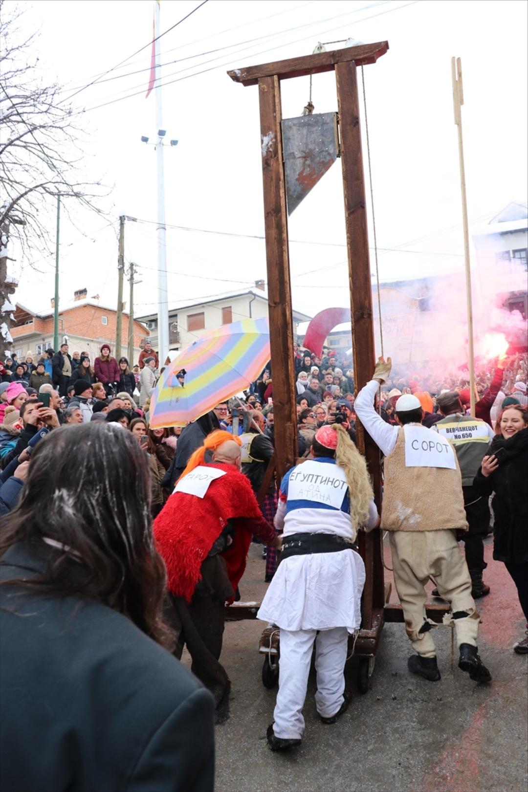 Maskeleri takıp sokaklara &ccedil;ıktılar... Bin 400 yıllık gelenek devam etti