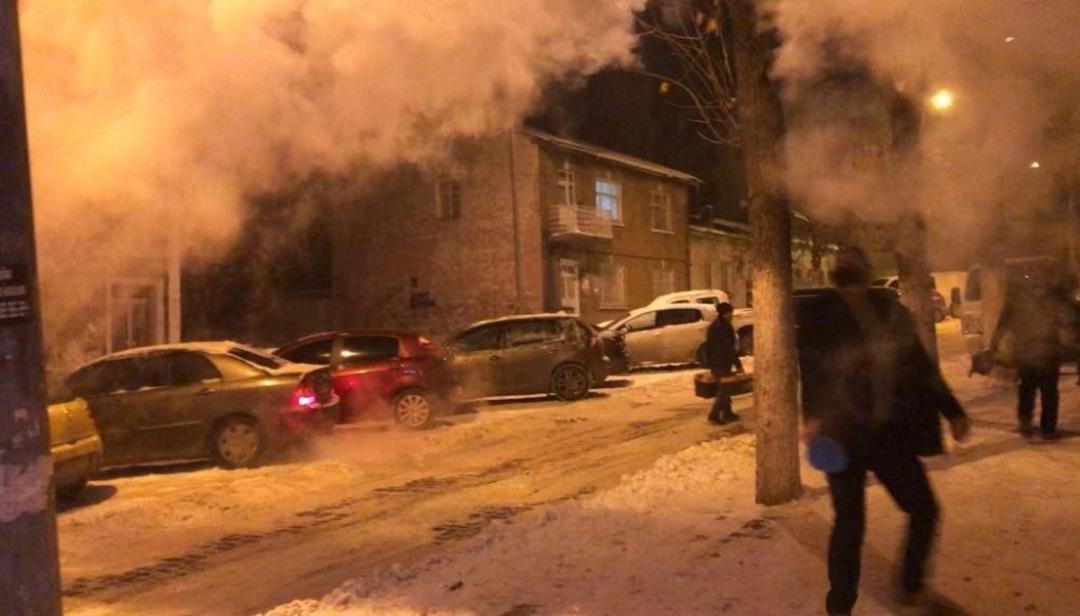 Kars&rsquo;ta havaya serpilen sıcak su bir anda buz oldu