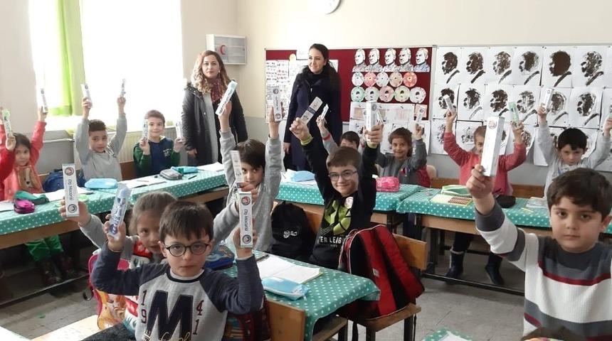 &Ouml;ğrencilere diş macunu ve fır&ccedil;ası dağıtıldı