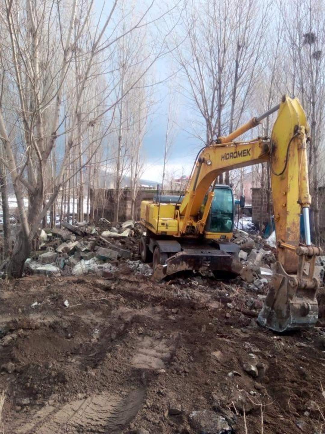 G&uuml;roymak&rsquo;taki metruk binalar yıktırıldı