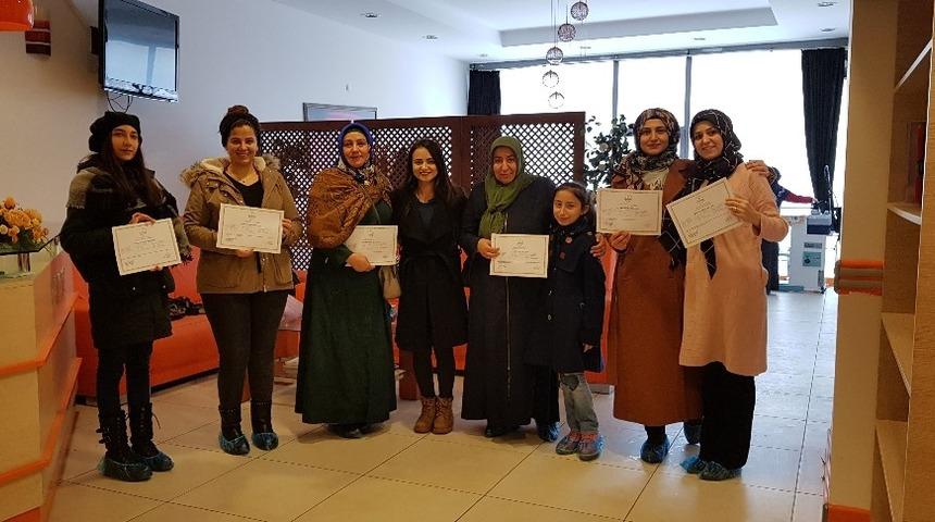 Kadınlar diksiyon kurusunu tamamlayıp sertifika aldı
