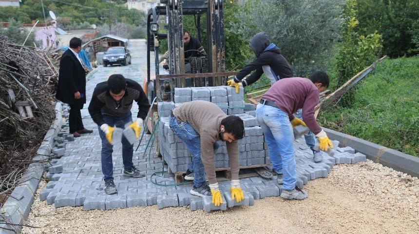 Erdemli’de yol çalışmaları devam ediyor