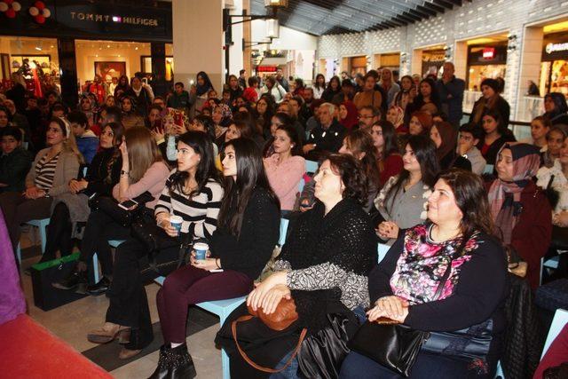 Ünlü astrolog Nuray Sayarı Diyarbakırlı sevenleriyle bir araya geldi