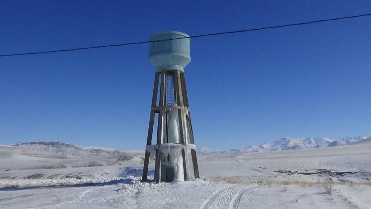 Su deposu buz kulesine d&ouml;n&uuml;şt&uuml;