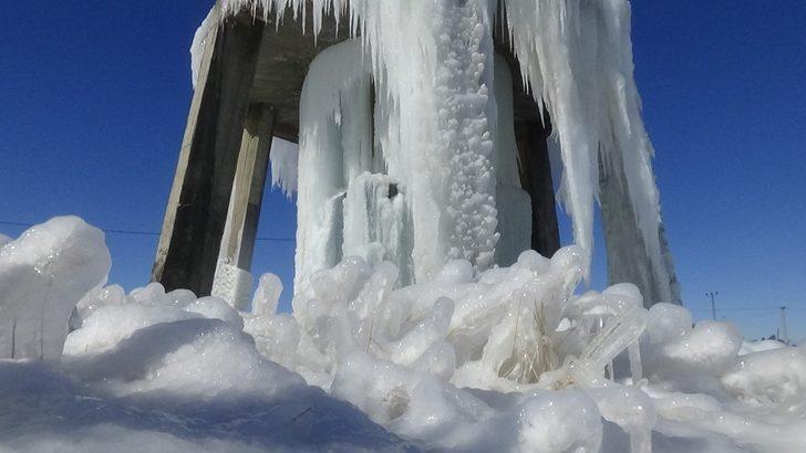 Su deposu buz kulesine dönüştü G4