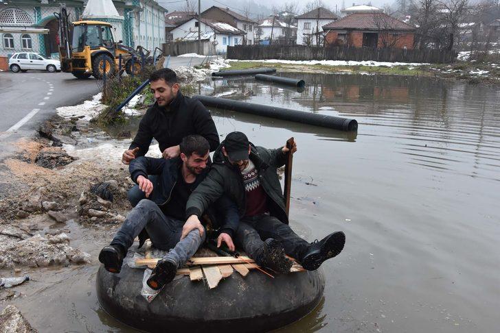 Mahalleyi su bastı, onlar botla tur attı! Bakın neden yapmışlar? G3