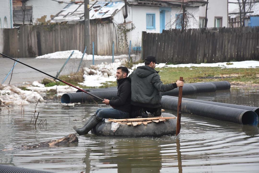 Mahalleyi su bastı, onlar botla tur attı! Bakın neden yapmışlar?