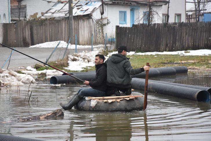 Mahalleyi su bastı, onlar botla tur attı! Bakın neden yapmışlar? G5