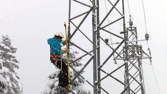 Uludağ'da elektrik ekiplerinin doğayla zorlu mücadelesi