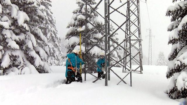 Uludağ'da elektrik ekiplerinin doğayla zorlu mücadelesi