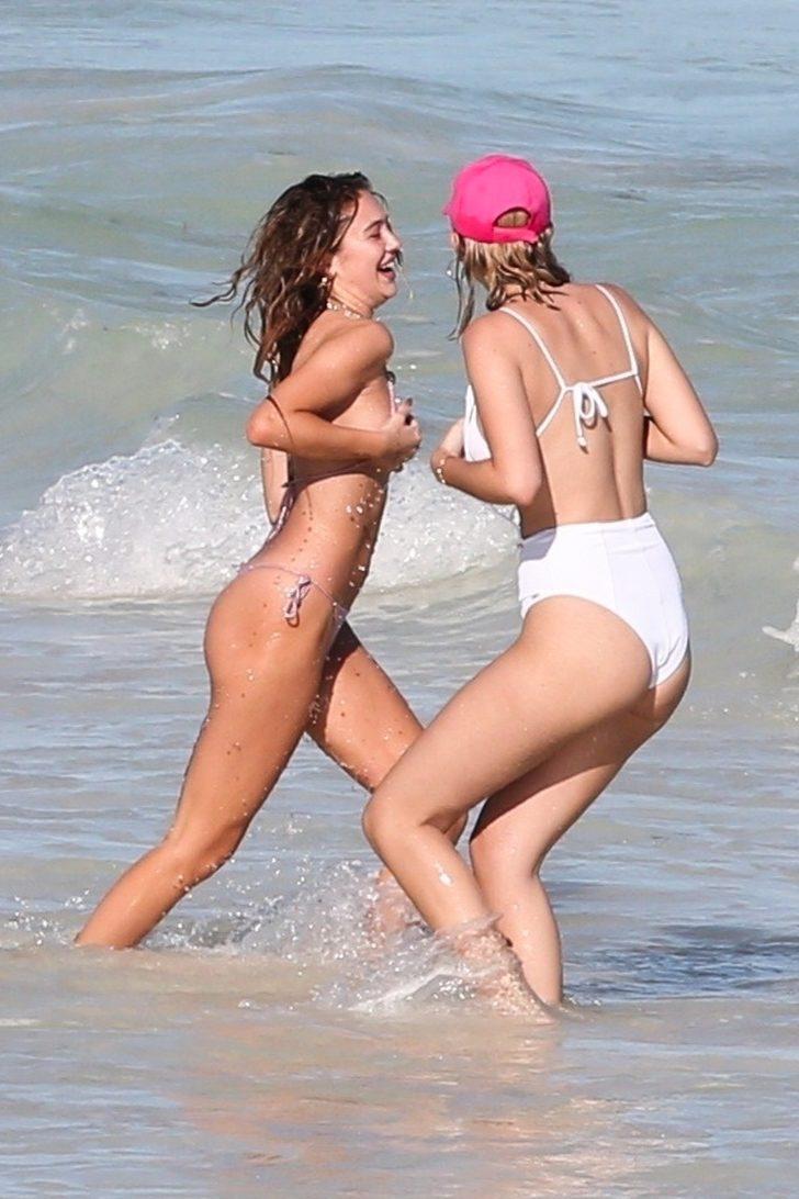 Delilah Belle Hamlin mini bikinisiyle zorlandı G2