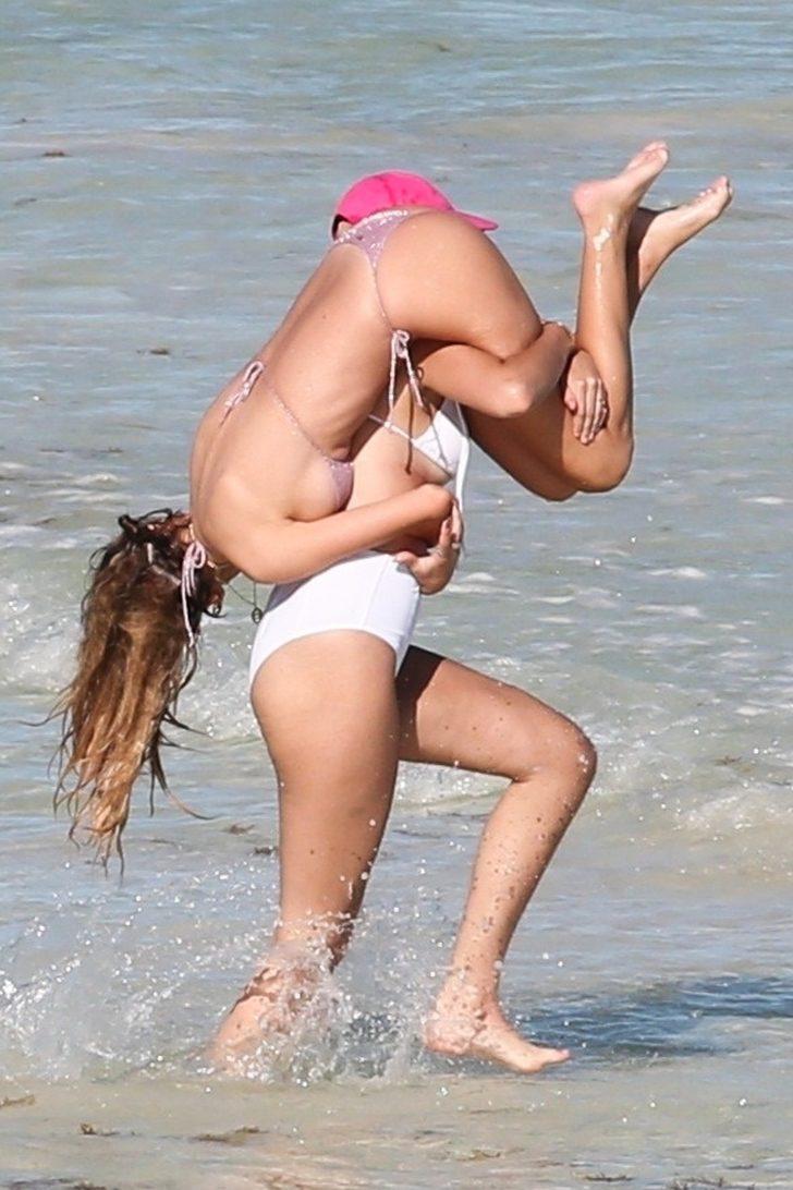 Delilah Belle Hamlin mini bikinisiyle zorlandı G3