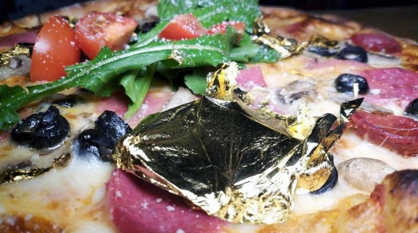 Bu pizza 24 ayar altınla yapıldı! Fiyatı dudak uçuklatıyor
