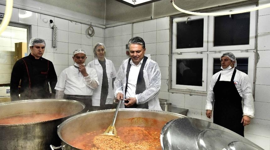 Başkan Uysal aşevini denetledi