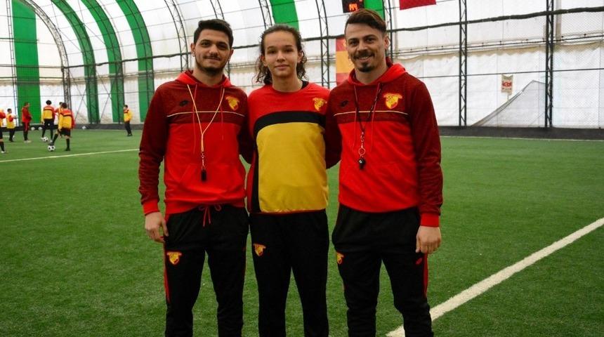 Simge K&ouml;ken profesyonel oldu