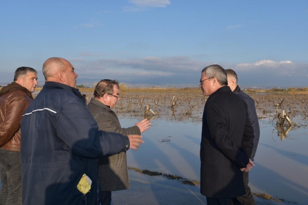 Vali Deniz, yağmurdan etkilenen mahalle ve tarım arazilerini inceledi