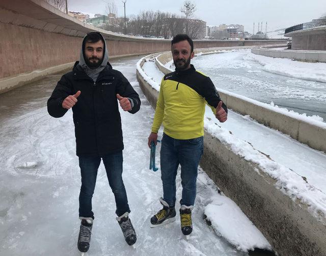 Buz tutan Çoruh Nehri'nde paten yaptılar