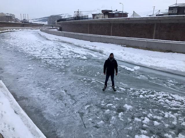 Buz tutan Çoruh Nehri'nde paten yaptılar