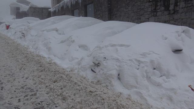 Uludağ'da tatilciler kar altında araçlarını aradı