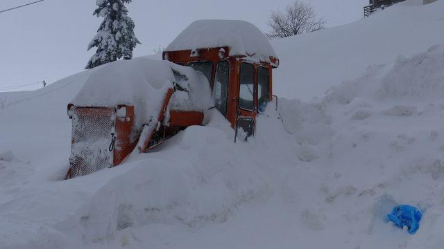 Uludağ'da tatilciler kar altında araçlarını aradı