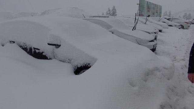 Uludağ'da tatilciler kar altında araçlarını aradı