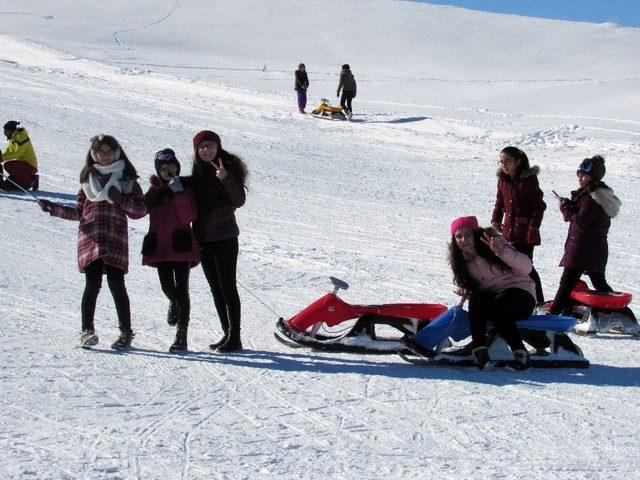 Öğrenciler Erciyes’te karın keyfini çıkardılar