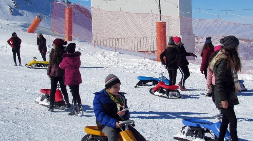 &Ouml;ğrenciler Erciyes&rsquo;te karın keyfini &ccedil;ıkardılar