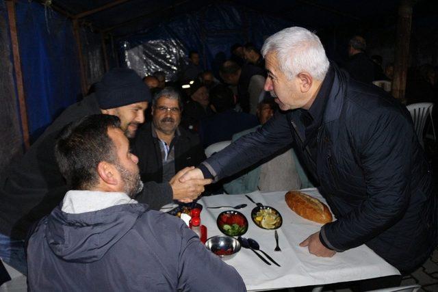 Demre’de her gün sabah namazı sonrası sıcak çorba dağıtımı