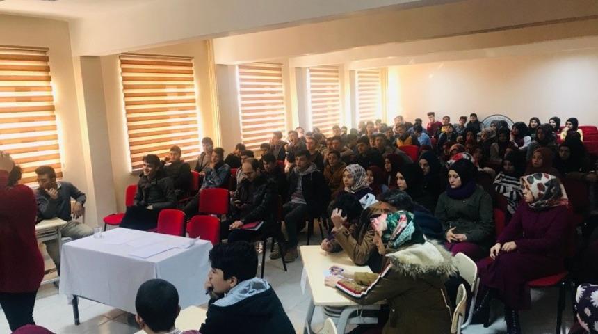 Gen&ccedil; bilginler yarıştı