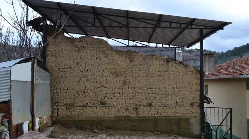 Şaphane&rsquo;de &rsquo;T&uuml;fek&ccedil;i Ethem&rsquo;in hatırasına saygı