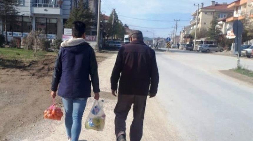 Meslek Lisesi &ouml;ğrencileri yaşlıların Pazar &ccedil;antasını taşıyor