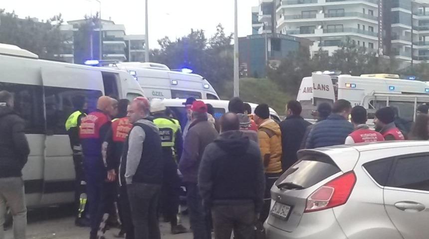 Kuşadası&rsquo;nda &ouml;ğrenci servisi kaza yaptı