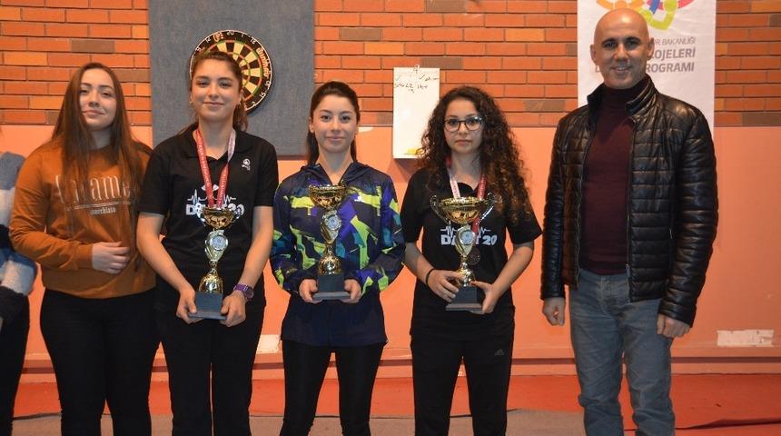 Dart branşında gen&ccedil;ler ve b&uuml;y&uuml;kler yarıştı