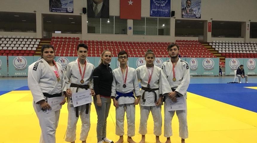 D&uuml;zceli Judocular 10 madalya ile d&ouml;nd&uuml;