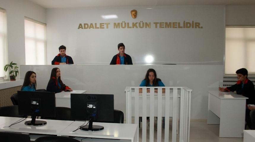 Bu mahkemede herkes &ouml;ğrenci