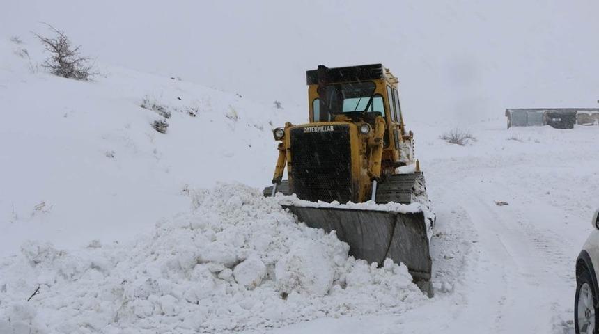 Elazığ&rsquo;da 212 k&ouml;y yolu a&ccedil;ıldı, 15&rsquo;inde  &ccedil;alışma s&uuml;r&uuml;yor