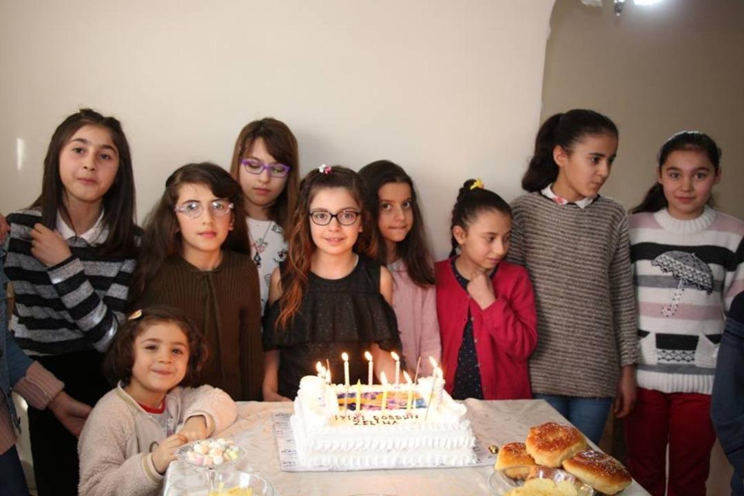 Doğum g&uuml;n&uuml; partisinde hediyeleri sakladılar