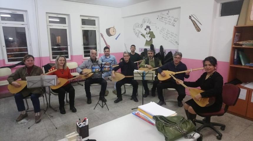 Erdek Halk Eğitim&rsquo;den &ldquo;Bağlama&rdquo; kursu